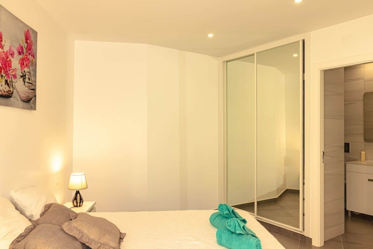 Bedroom 4, Inviting 2-bed Apartment in Armação de Pêra, Silves