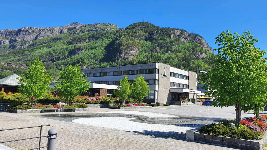 Exterior & Views