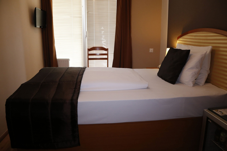 Bedroom 3, Six Inn Hotel, Budapesti