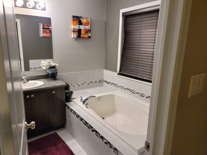 Bathroom 3, Mannys Place, Ottawa