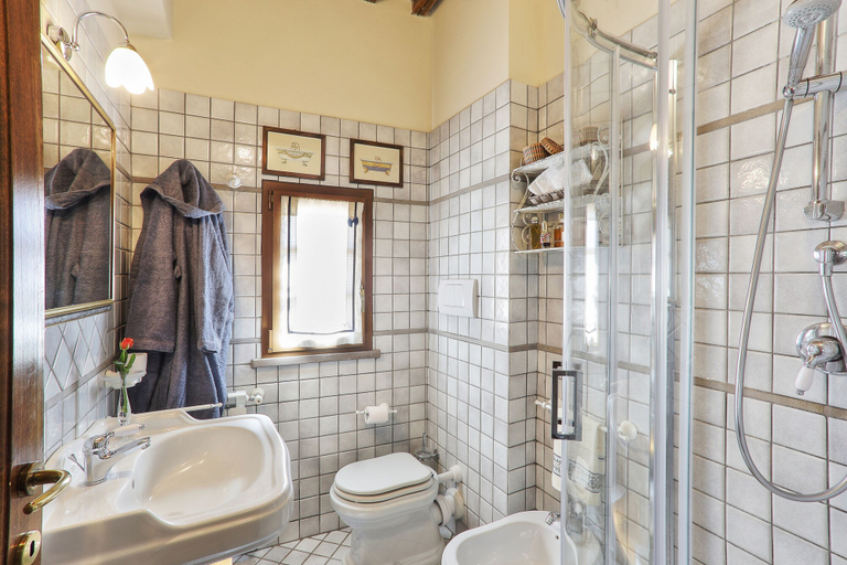 Bathroom 3, Villa Sunshine, Florence