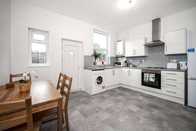 Private kitchen 5, Modern Spacious 2 br House in Leigh, Free Parking, Wigan