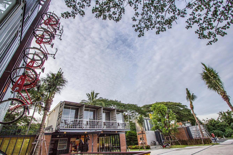 Exterior & Views