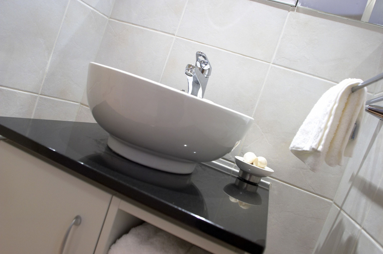 Bathroom 4, L'Auberge Apartments Noosa, Noosa - Noosa-Noosaville
