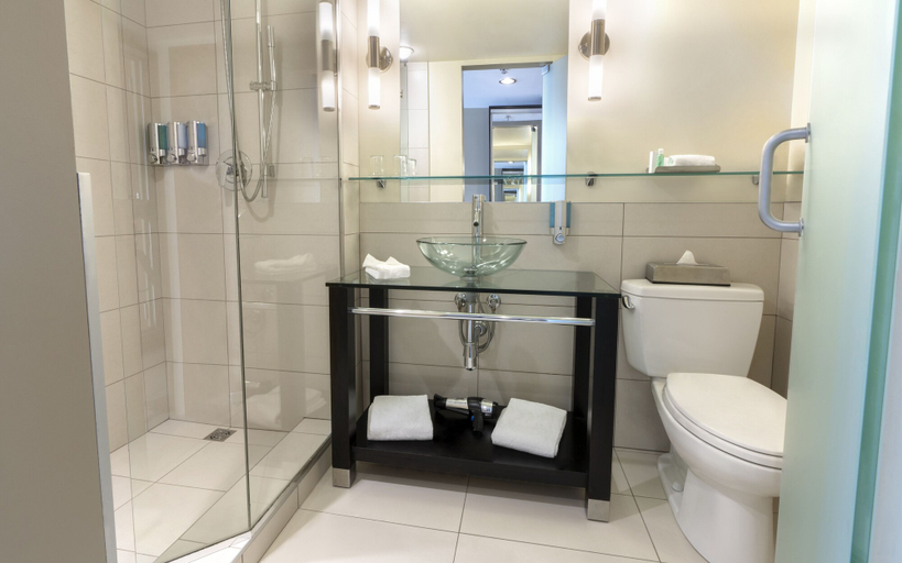 Bathroom 5, Hôtel Must – Aéroport de Québec par JARO, Communauté-Urbaine-de-Québec
