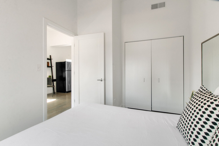 1BR Apt near Pay Parking in West Loop, Cook
