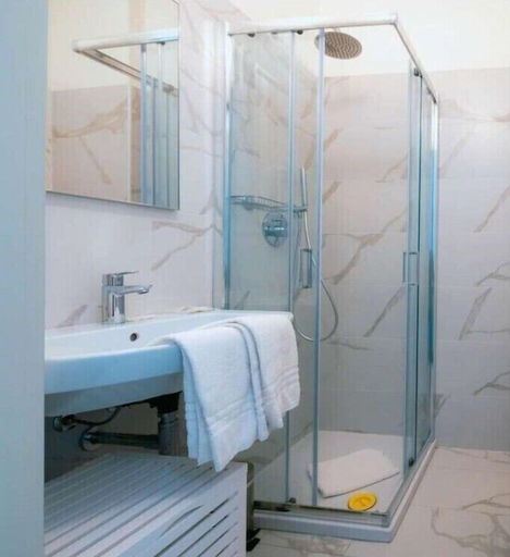 Bathroom 4, Hotel Caraibi, Ravenna