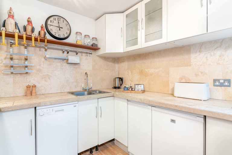 Others 5, Bright Bayswater Apartment, London