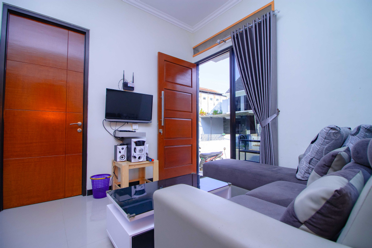 Bedroom 3, Harsari Syariah | Karaoke & Balcony, Malang