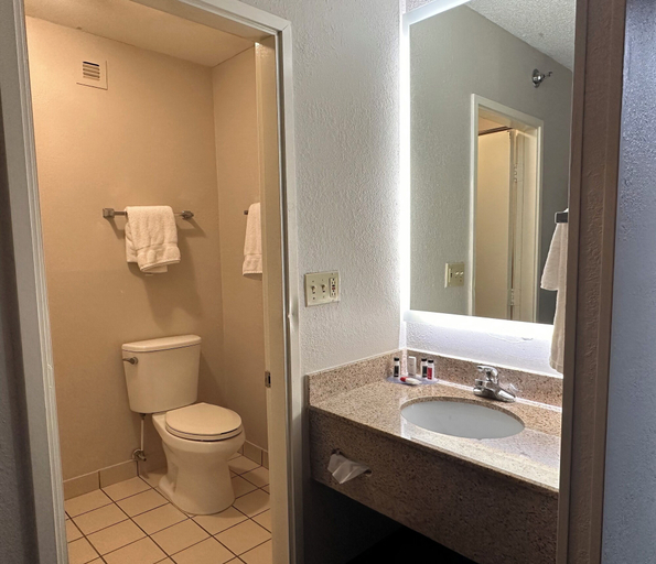 Bathroom 5, Wingate by Wyndham Dayton North, Montgomery