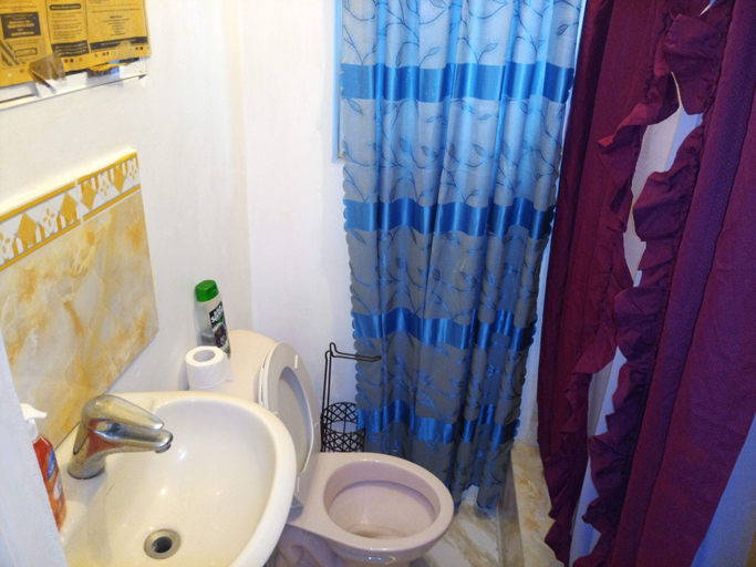 Bathroom, Cornwall Courts Apartment