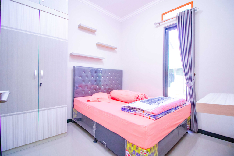 Bedroom 2, Harsari Syariah | Karaoke & Balcony, Malang