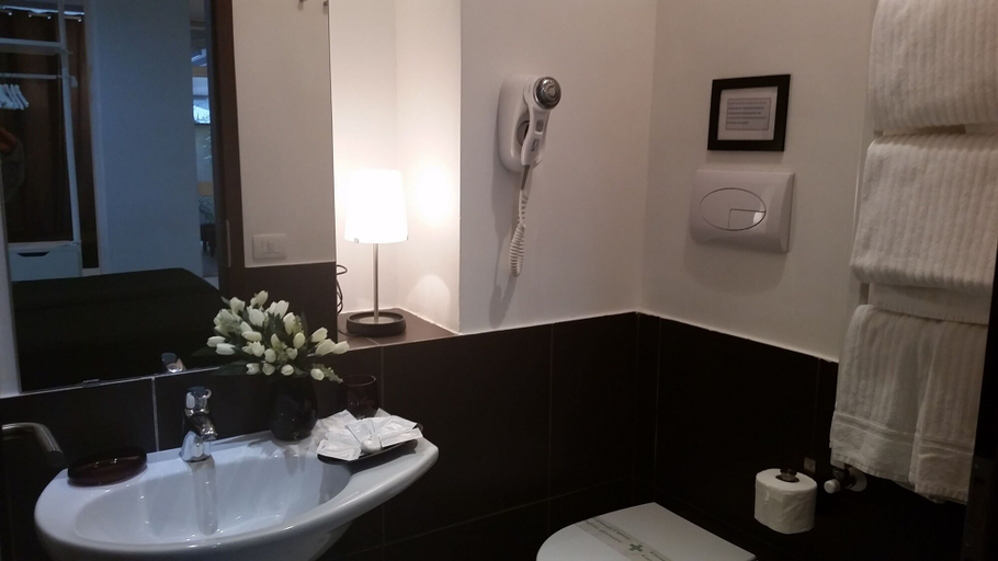 Bathroom 5, InnVatican, Rome