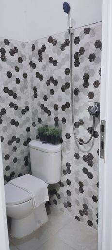 Bathroom 5, Daun Daun Guesthouse Syariah, Bandung