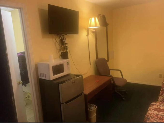 Others 3, Economy INN poteau, Le Flore