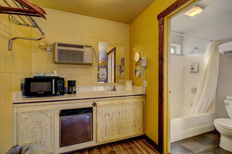 Bathroom 4, Holiday Motel & RV Park, Gem