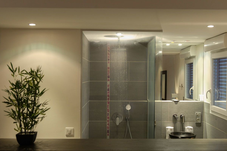 Bathroom 4, Lann Roz, Morbihan