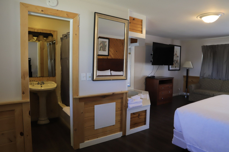 Bedroom 2, The Inn At Gull Lake, Kalamazoo