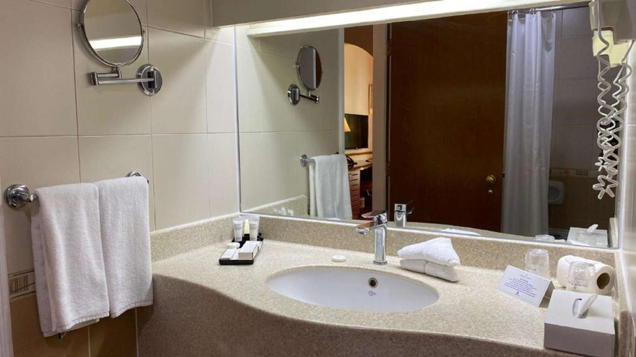 Bathroom 5, Golden Tulip Nizwa Hotel, Nizwa