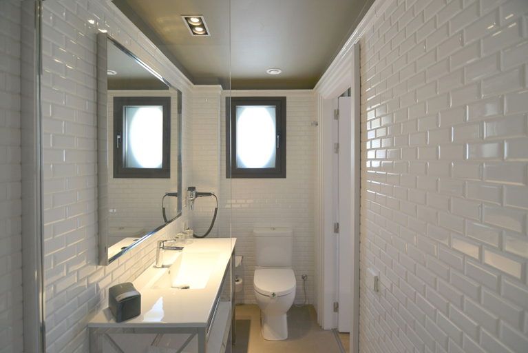Bathroom 5, Hotel Granvia, Barcelona
