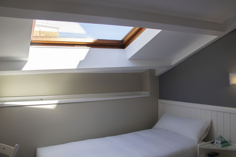 Bedroom 3, Alda Miramar Rooms, Asturias