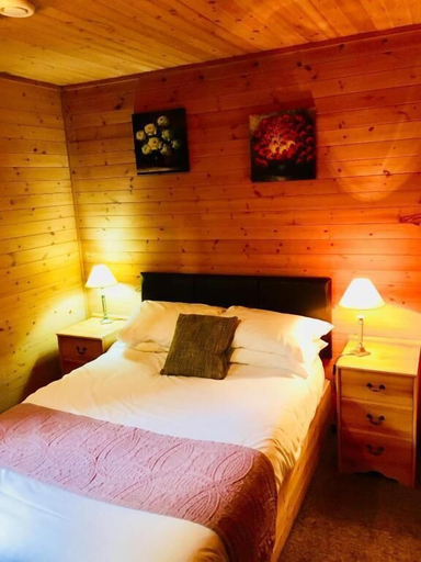 Bedroom 2, Goldcrest 3 Hot Tub, Carmarthenshire