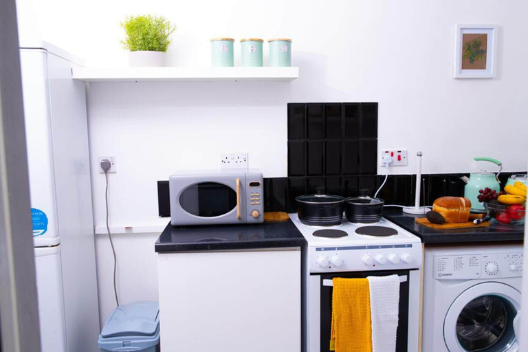 Others 3, Inviting 1-bed Apartment in London, Near Hotsput, London