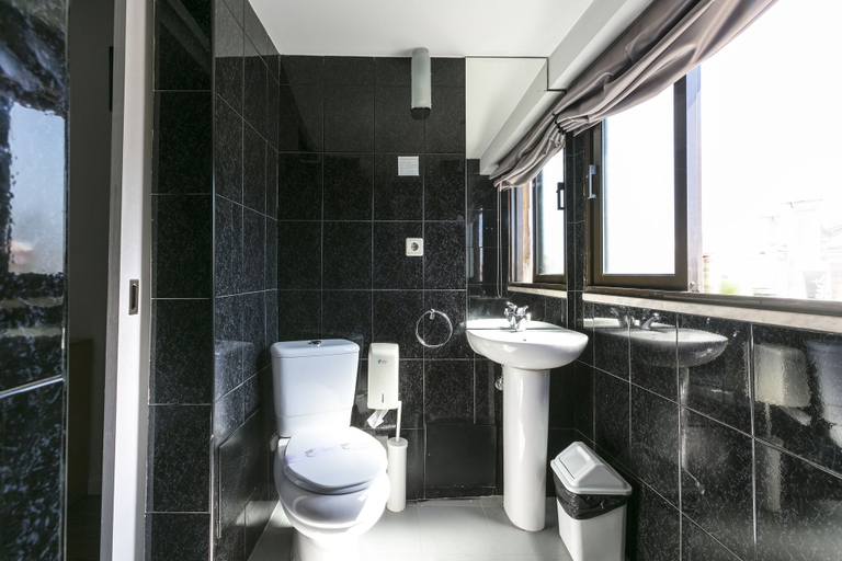 Bathroom 4, Guest House Porto Clerigus, Porto