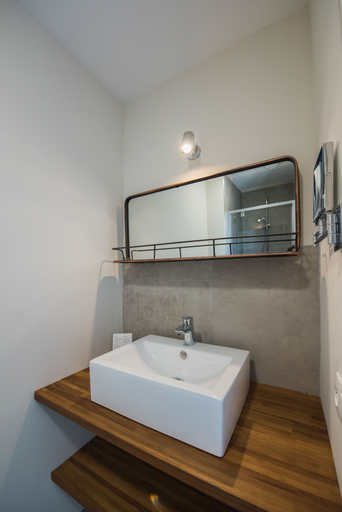 Bathroom 4, Hôtel Le Chantilly, Oise