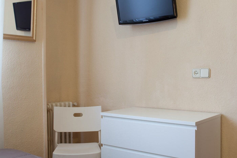 Others 5, Hostal América, Madrid