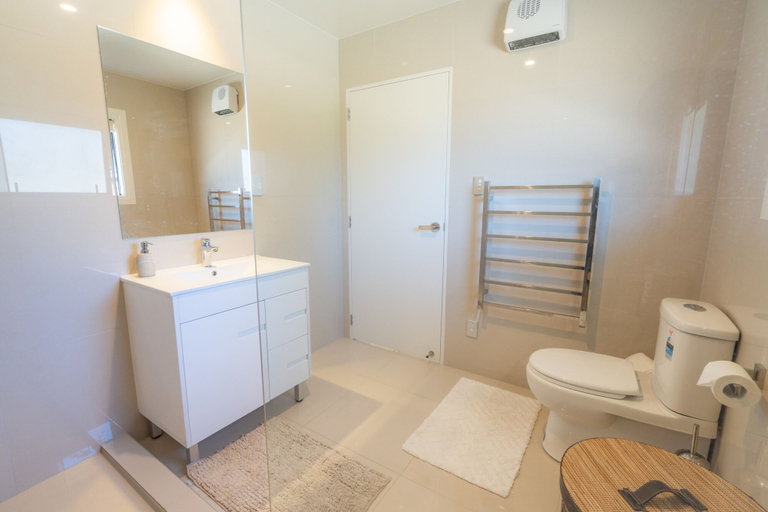 Bathroom 3, Aroma House, Franklin