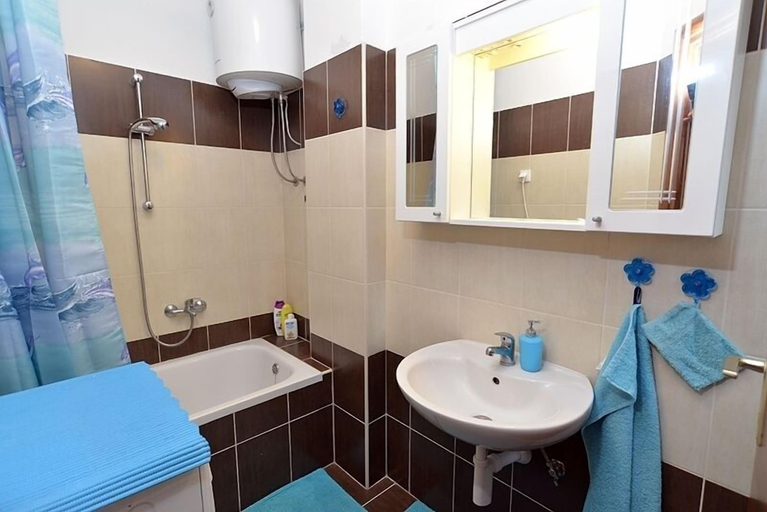 Bathroom, Apartment 640, Pula