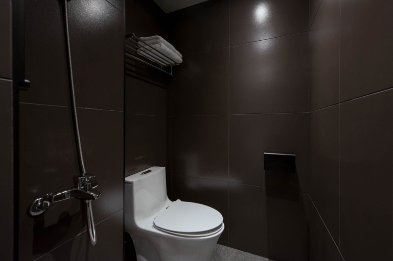 Bathroom 3, Leo 111 - Yancheng Pier 2, Kaohsiung