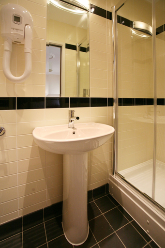 Bathroom 4, Legends Hotel Brighton, Brighton and Hove
