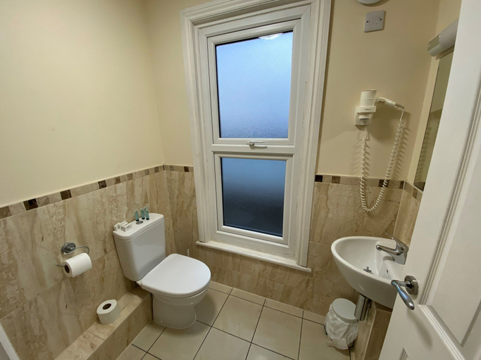 Bathroom 3, Buckingham Hotel, Buckinghamshire