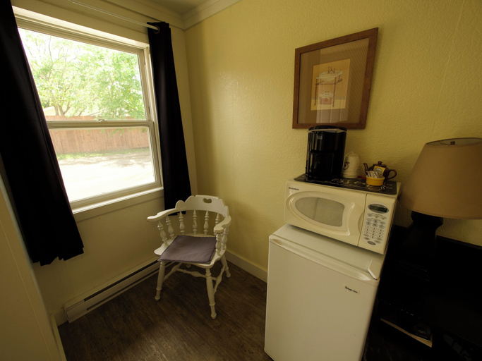 Others 4, Creston Valley Motel, Central Kootenay