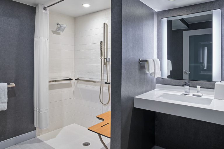 Bathroom 5, Lexington Griffin Gate Marriott Golf Resort & Spa, Fayette