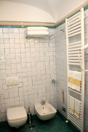 Bathroom 4, Hotel Rufolo, Salerno