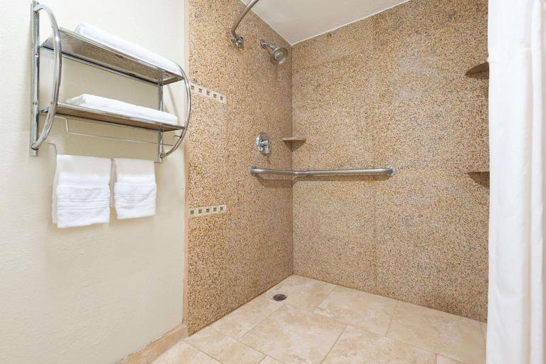 Bathroom 5, Days Inn by Wyndham Dalhart, Dallam