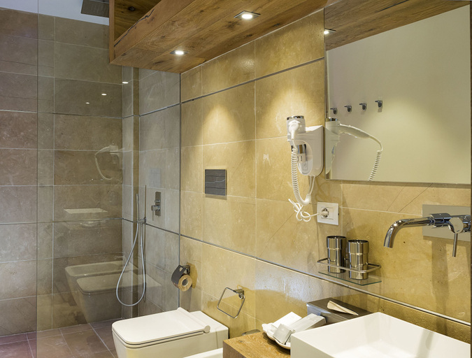 Bathroom 5, White Bay Resort, Syracuse