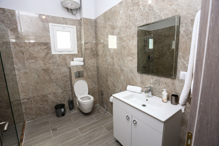 Bathroom 3, Serxhio Apartments, Sarandës