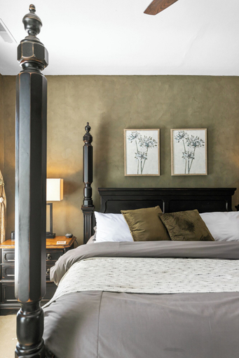 Bedroom 2, Braywood Inn, Winnebago