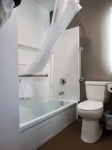 Bathroom 4, Seven Seas Inn & Suites, Lincoln