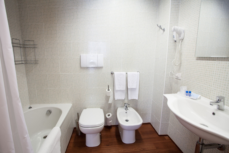 Bathroom 5, Hotel Esperia, Milano