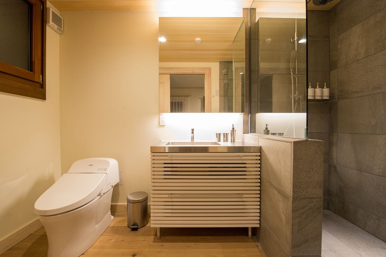 Bathroom 4, Koho, Kutchan