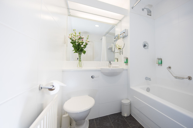 Bathroom, Dooleys Hotel Waterford City