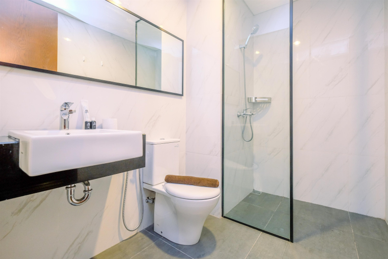 Bathroom 5, Best Homey and Nice 1BR at Ciputra World 2 Apartment By Travelio, Jakarta Selatan