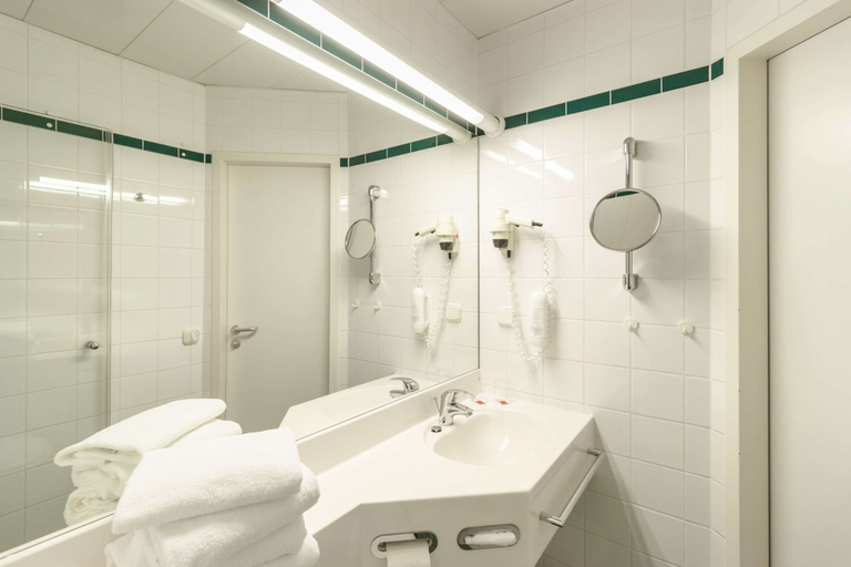 Bathroom 5, IntercityHotel Schwerin, Schwerin