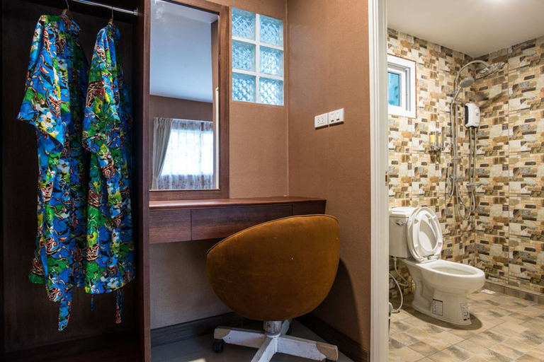 Bathroom 4, Sunday J Resort & Restaurant, Muang Chon Buri