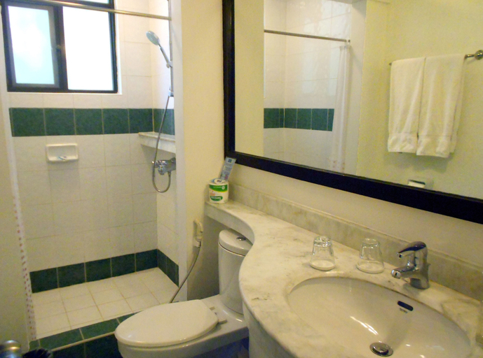 Bathroom 4, One Crescent Place, Malay
